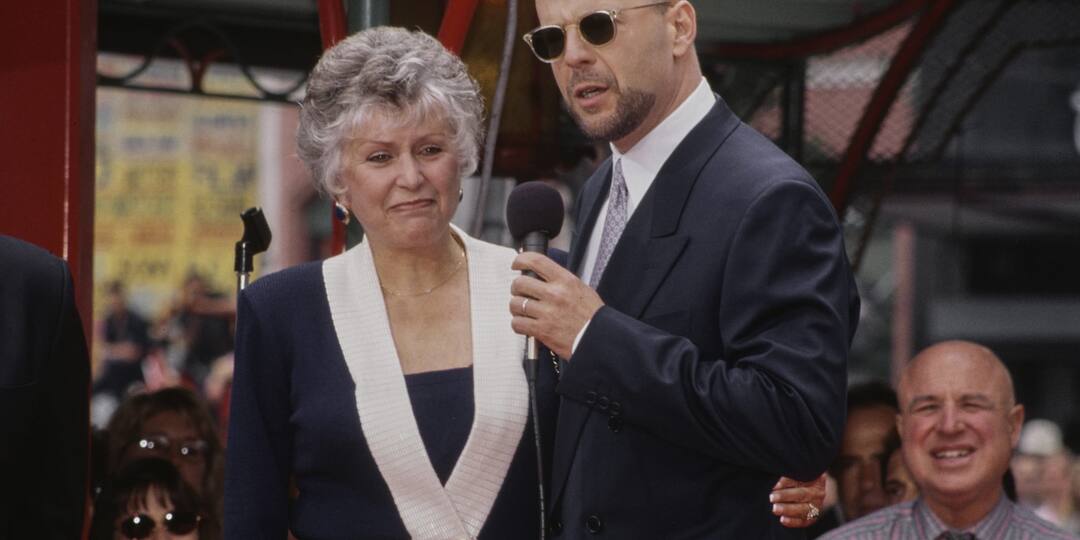 90-летняя мама Брюса Уиллиса работает волонтёром в полиции