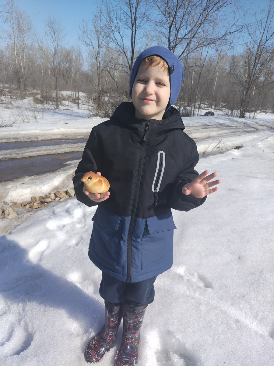 Продолжаем традицию) Дети обожают печь "жаворонков" и ездить в лес кричать заклички. 