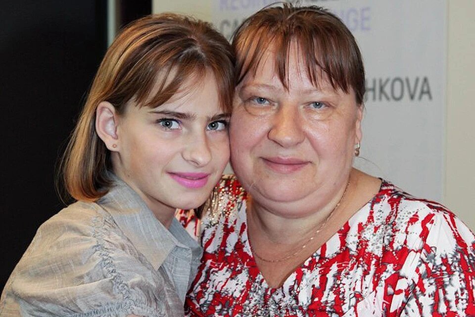 Настя с мамой Галиной Николаевной Гришиной. Пока девушка занималась спортом, она не вникала во все финансовые дела, распоряжалась всеми зарплатами и премиями мама. ФОТО Личный архив