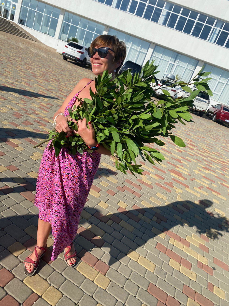 С букетом лаврушки, который подарил мне местный абхазец ;)