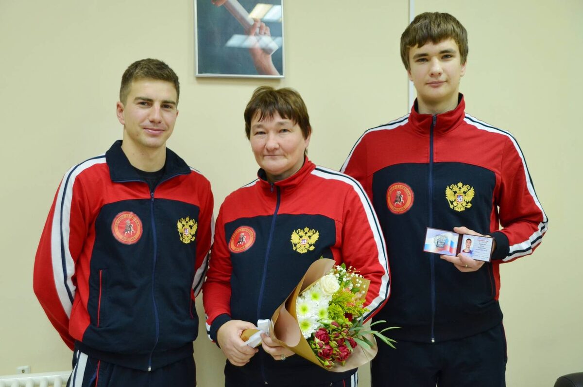     Елена с сыном и зятем. На награждении в 2020 году   
Фото предоставила Елена Апраксина