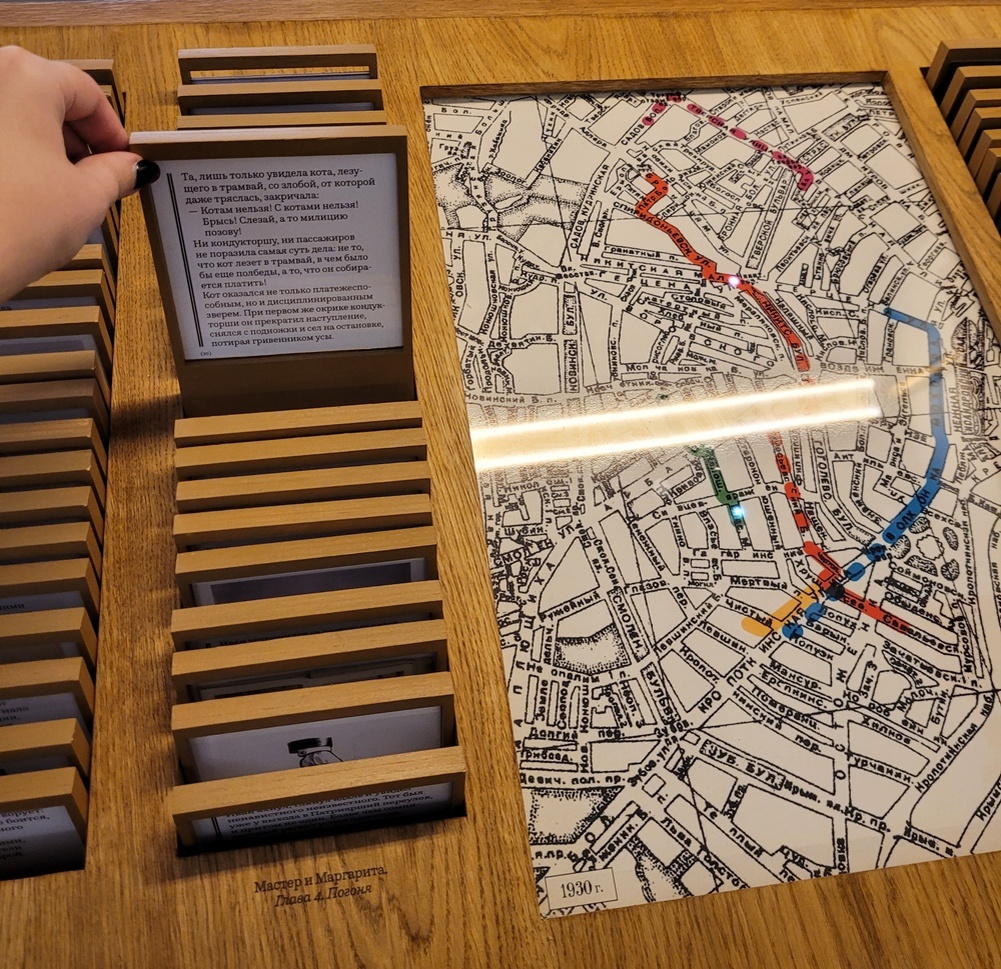 многие экспонаты интерактивные, карта с маршрутами персонажей, н-р. Это фото со страницы https://nastyono4ka.livejournal.com/1288302.html