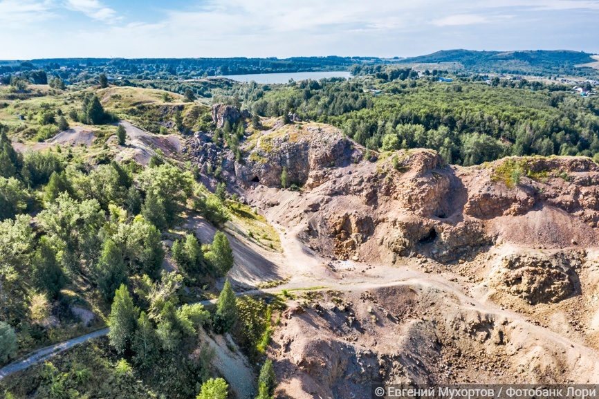 Гора Змеиная - памятник истории и культуры федерального значения. Глубокий карьер, образованный 200-летней разработкой Змеиногорского рудника. Город Змеиногорск, Алтайский край.