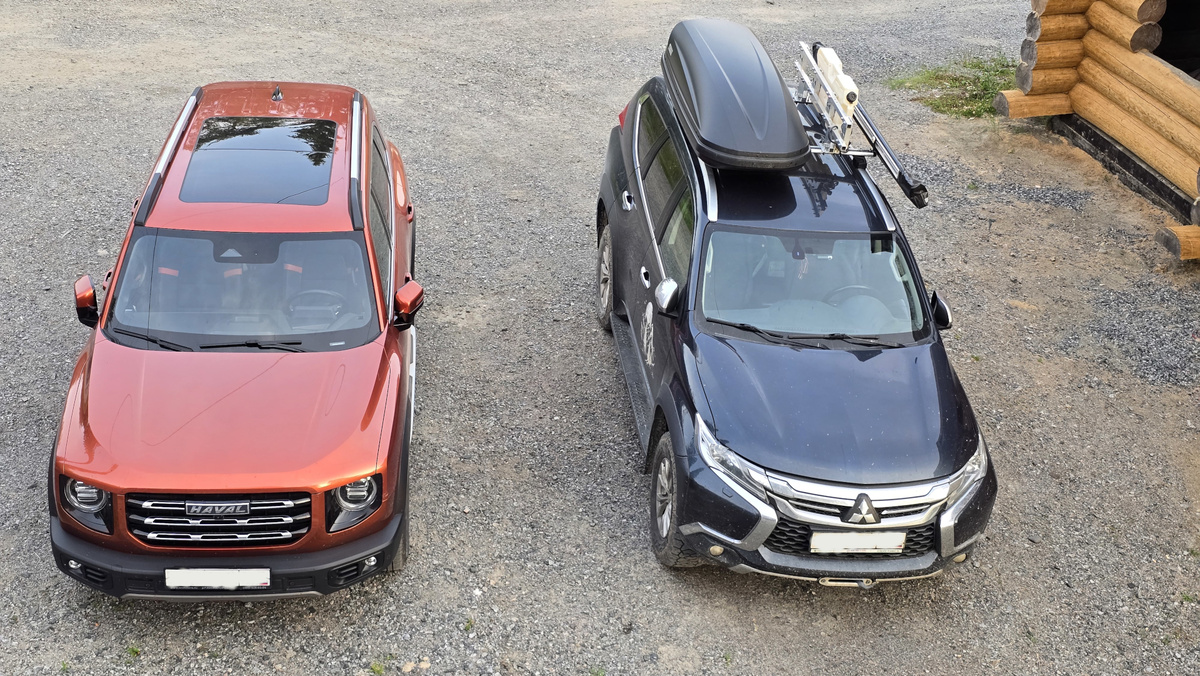 Вроде оба выглядят как внежорожники, но разница всё же есть...