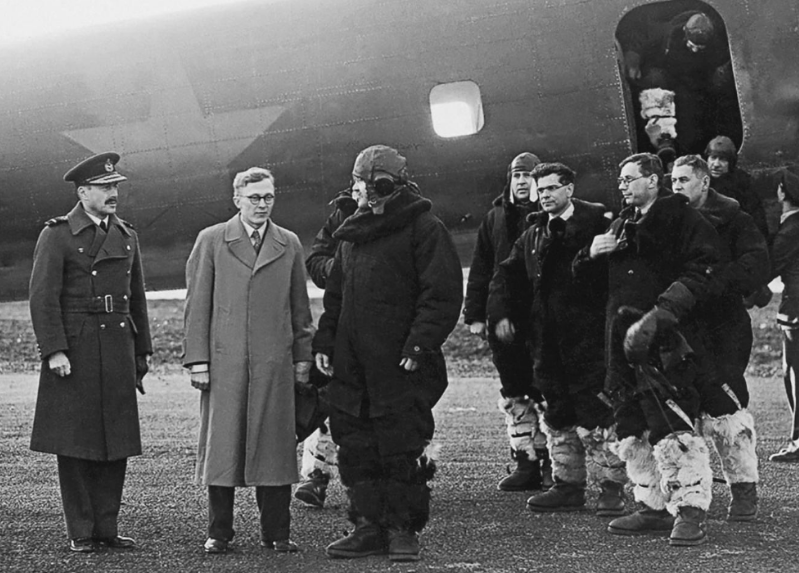 20 мая 1942 года "Пе-8" сел в Шотландии. Скрин архивного фото.