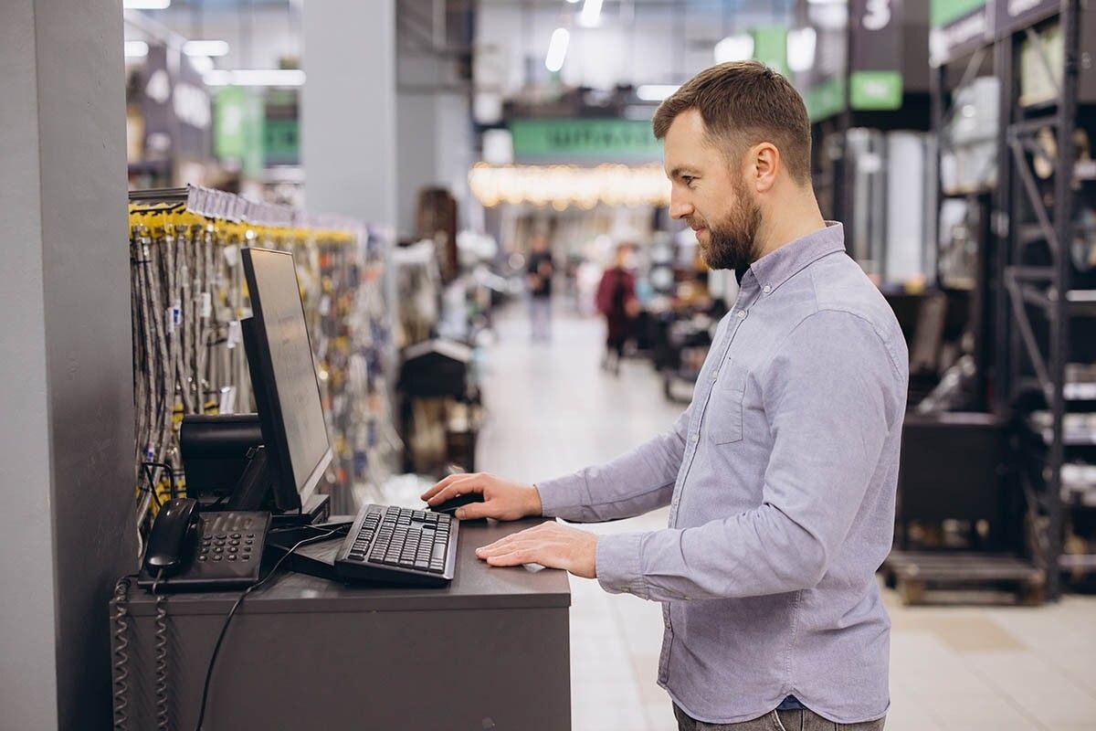 АРМ в магазине: консультант проверит, есть ли товар на складе, и оформит заказ. Источник: Anatoliy Cherkas / Shutterstock / FOTODOM📷
