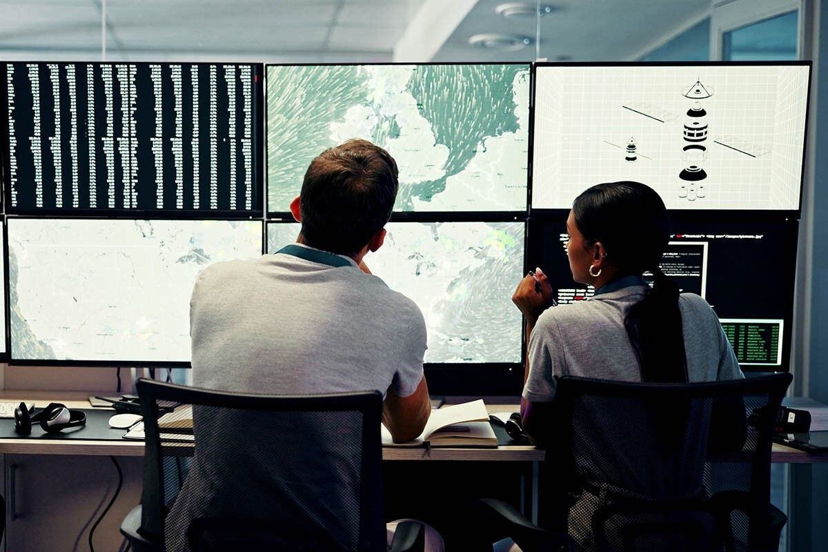 Так выглядит АРМ метеоролога: большие мониторы показывают информацию с уличных датчиков. Источник: PeopleImages / Shutterstock / FOTODOM📷
