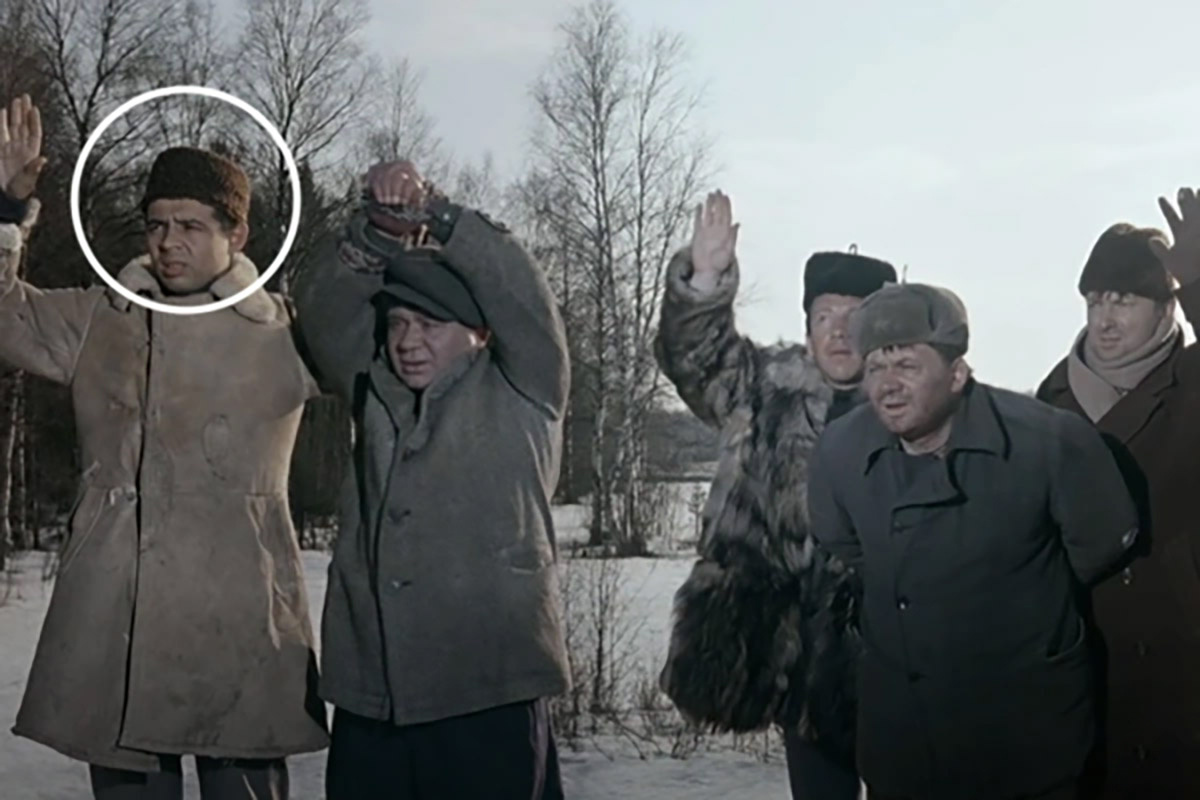 «Мосфильм» / YouTube📷Василий Алибабаевич стоит в дубленке и своем головном уборе. Кадр из фильма «Джентльмены удачи» (1971), режиссер Александр Серый