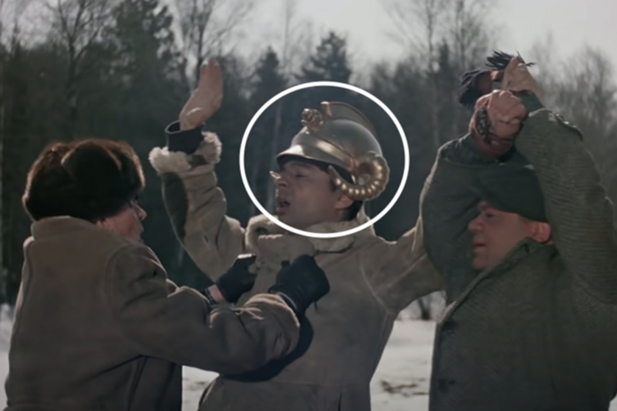 «Мосфильм» / YouTube📷В этом кадре на голове персонажа внезапно возникает золотой шлем. Фильм «Джентльмены удачи» (1971)