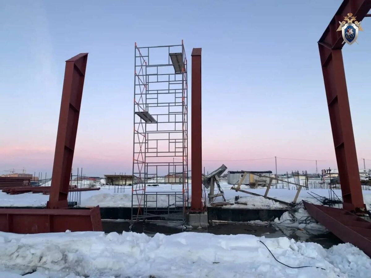    Рабочий сорвался с высоты и погиб на строительной площадке в Башкирии