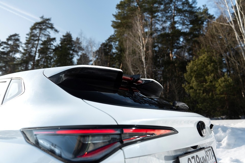    Стильный «спойлер» над крышкой багажника – важный штрих к спортивному образу автомобиля. Фото: Changan