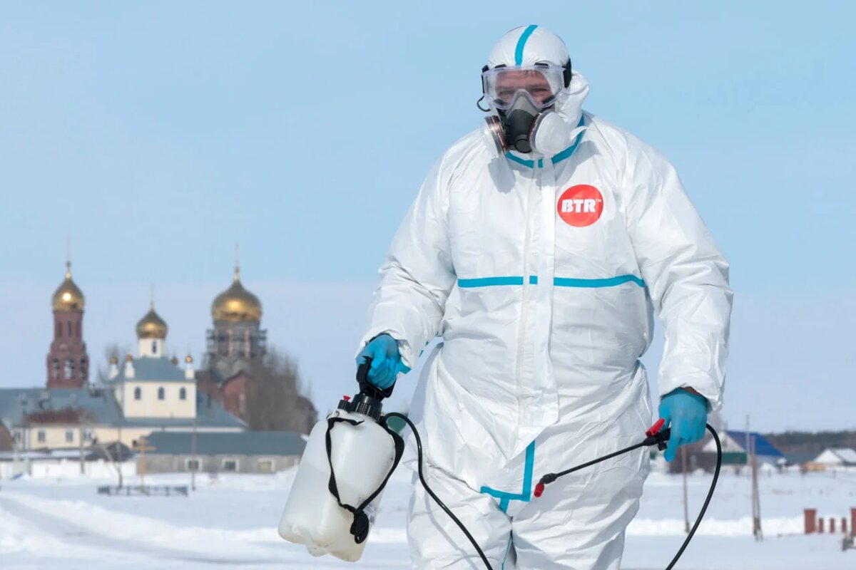 Дезинфектор на въезде в село Козиха Новосибирской области, где введен режим ЧС в связи со вспышками заболеваний бешенством и пастереллезом среди скота. Фото: Кирилл Кухмарь / ТАСС