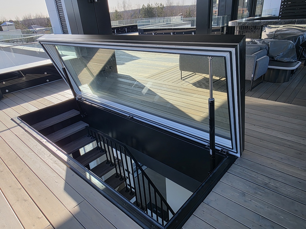 Выход на кровлю тип FE с поршневым электроприводом