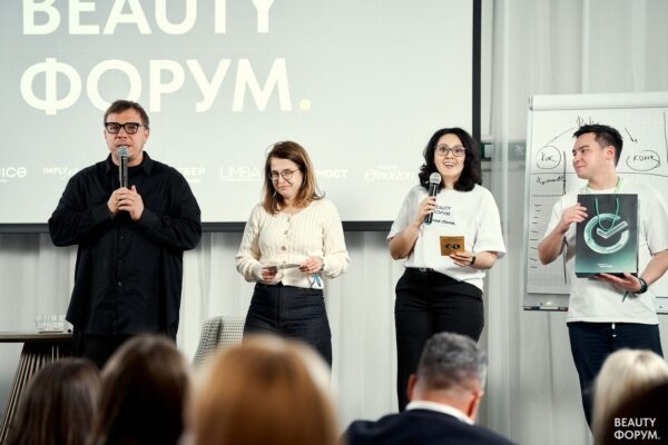 Ляля Садыкова,президент АПИК (на фото с микрофоном), среди предпринимателей индустрии красоты на профильном форуме.