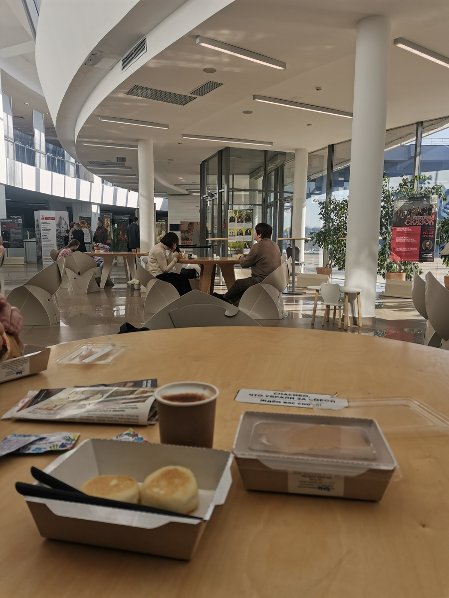 Кафе - кофе, сырники, сэндвичи, стулья не очень удобные)