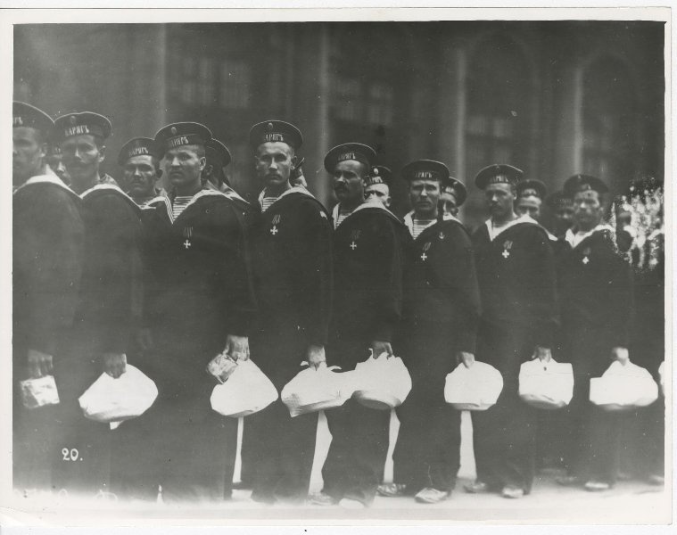 Виктор Булла
Русско-японская война. Отряд моряков – экипаж крейсера «Варяг» с подарками на Знаменской площади
Дата съемки: 1904 год
Источник russiainphoto.ru