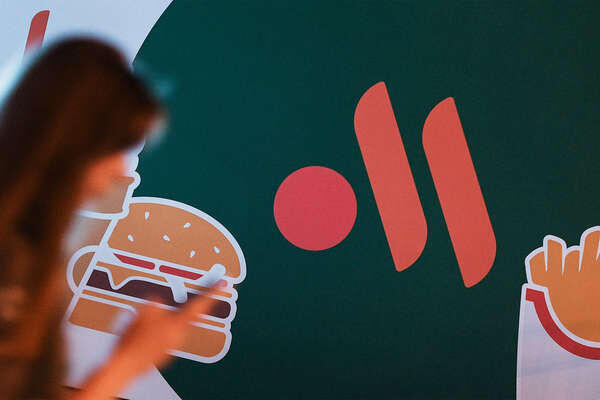 Реклама сети ресторанов быстрого питания на фасаде здания на Малой Бронной улице в Москве / Евгений Одиноков/РИА «Новости»   📷