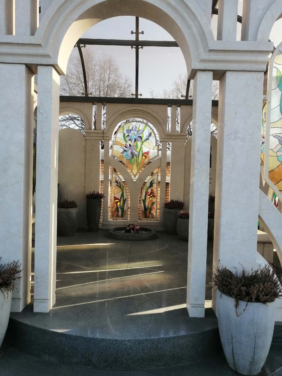 Вот за этой могилой ухаживает моя подруга.