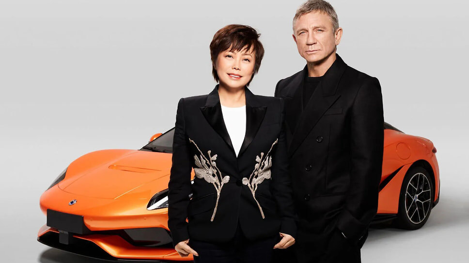 Исполнительным вице-президент BYD Стелла Ли и актер Дэниэл Крэйг.📷Фото: BYD