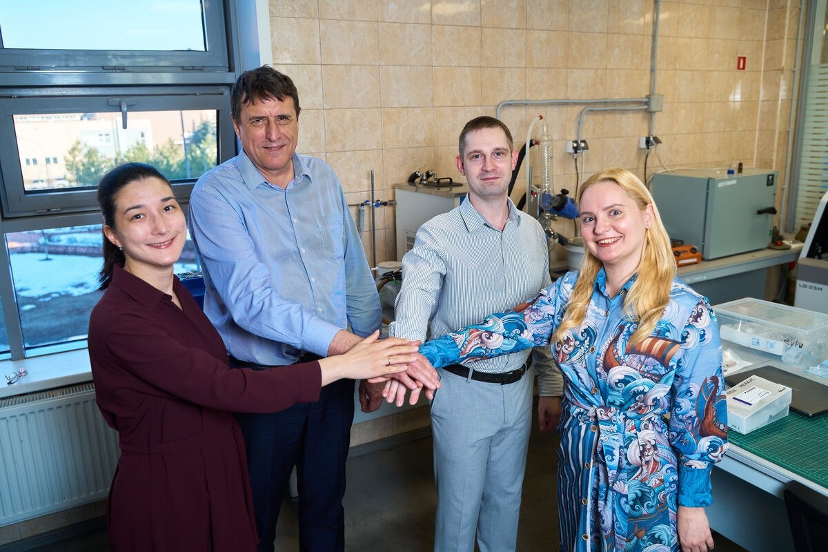 Коллектив ученых из МФТИ готов к решению задачи (слева направо): Олеся Каракулина, Владимир Подлипалин, Анатолий Морозов и Софья Морозова. Фото: Дмитрий Новоселов