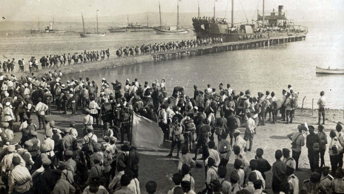 Всё это происходило за несколько месяцев до уже собственно врангелевской эвакуации. 