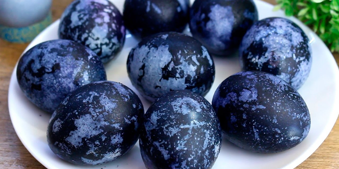 Не только луковая шелуха: 5 необычных способов покрасить яйца, от которых ахнут все