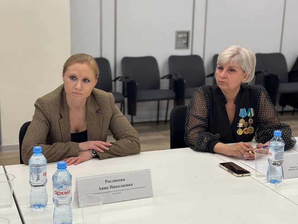    В Луганске по инициативе члена Общественной палаты ЛНР Лили Ильиной прошёл круглый стол с участием руководителей благотворительных фондов республики. ФОТО: АГ ЛНР