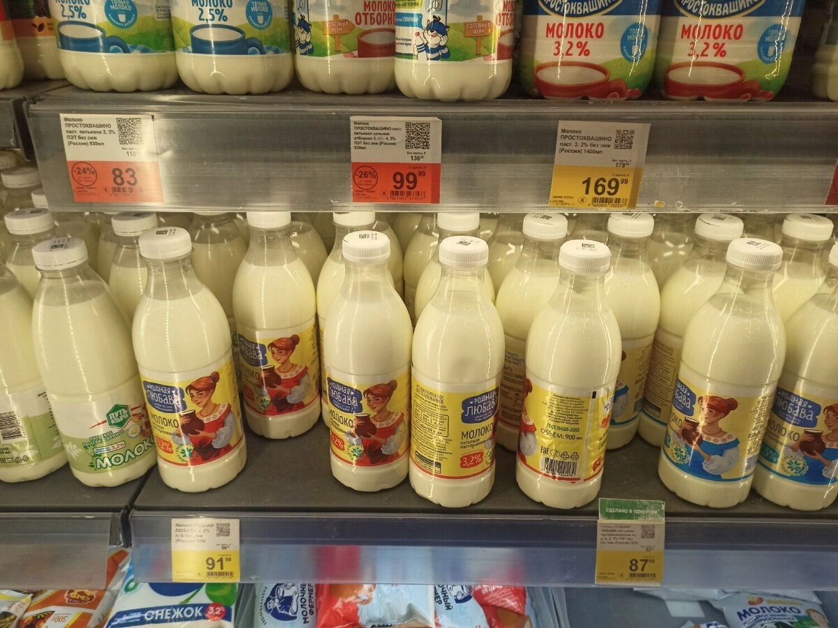    Молоко представлено в основном в бутылках объемом от 800 до 930 грамм   Дмитрий Горбунов / udm-info.ru