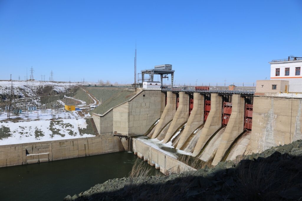     Сброс воды с Ириклинского водохранилища временно снизят. Фото: Ириклинская ГЭС.