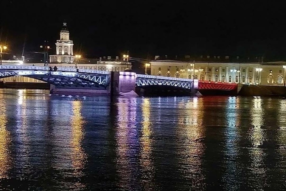    Переправы будут сиять до утра 28 марта. Фото: Смольный