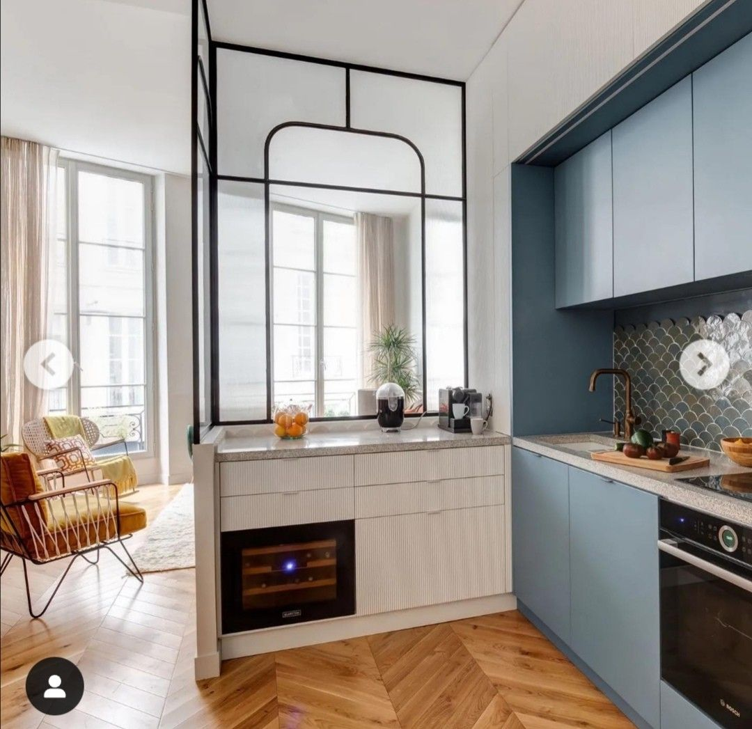 Свет — главный ресурс маленькой квартиры. Использованы остеклённые перегородки. "Меньше перегородок —  больше квартира". 