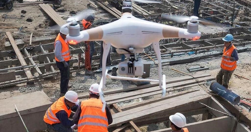 🎥 Нелегальных мигрантов начали ловить с помощью дронов