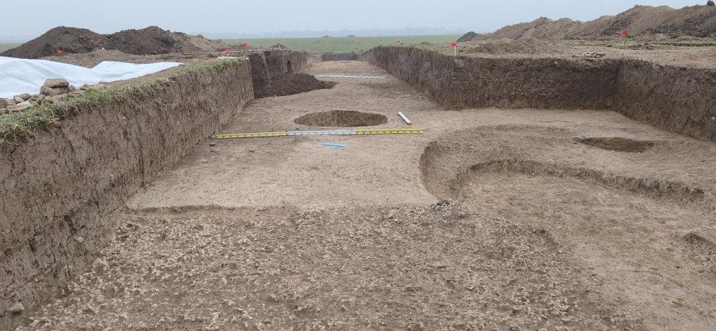    Поселение Тяллинг-2. Участок раскопа с археологическими объектами