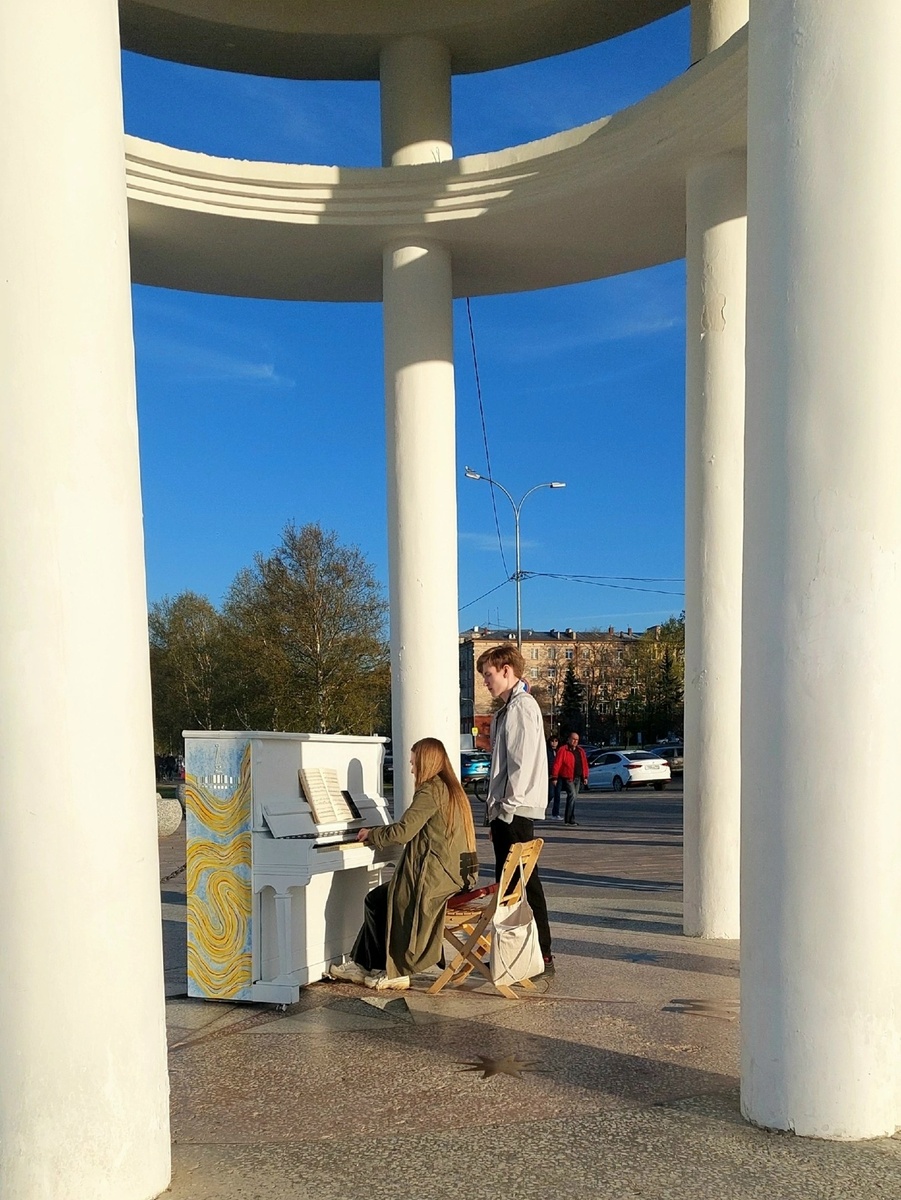    Открытое пианино в ротонде / ВК