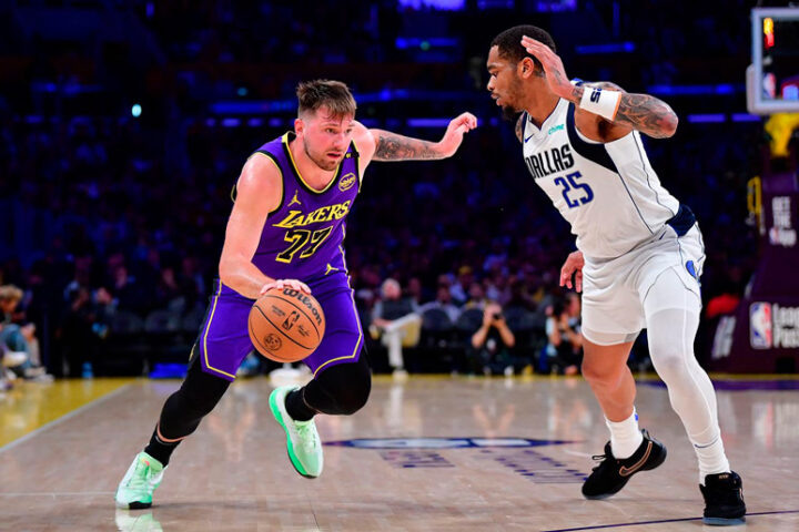 Лука Дончич идет в обыгрыш Пи Джей Вашингтона в матче НБА