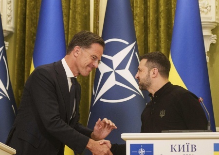    Рютте утверждает, что НАТО не участвует в конфликте на Украине, и исключил её членство в альянсе