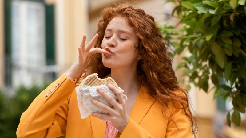     Девушка смакует еду. freepik.com/freepik