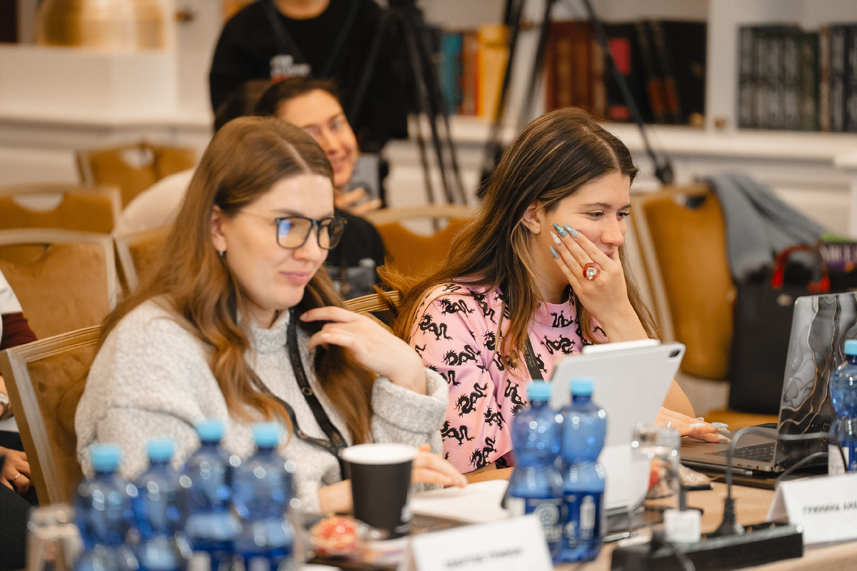 Жюри и я выглядываю