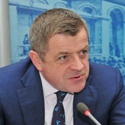    — Я думаю, что в сегодняшней рыночной ситуации это неинтересно. Дело в том, что, покупая «двушку» в ипотеку, вы берете кредит под 20% годовых, а доходность от сдачи «однушки» будет в лучшем случае 8% годовых, если речь идет о квартире в регионе, и 5% для аналогичного жилья в Москве, — сказал собеседник издания.