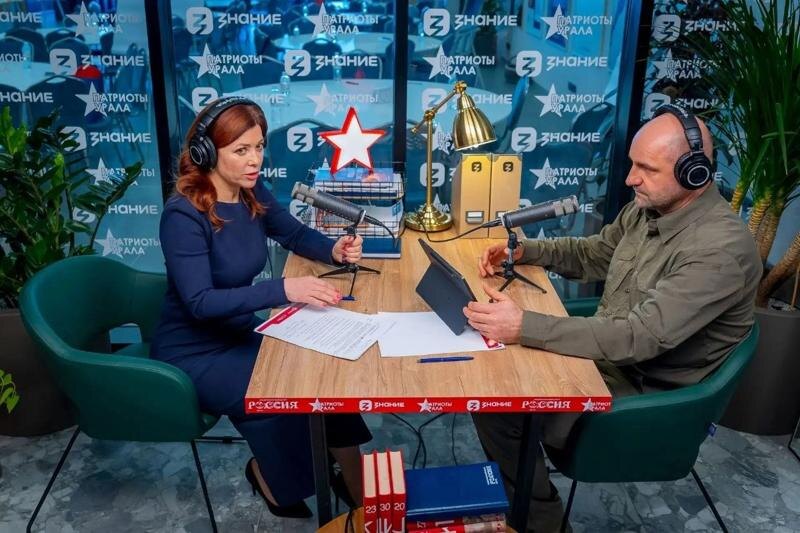    Фото пресс-службы полпредства в УрФО. Артем Жога (справа) на радио