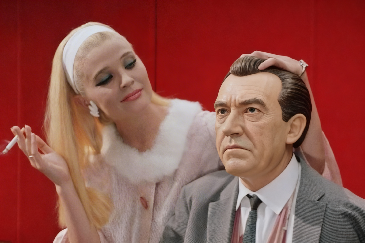 Кадр из фильма "Бриллиантовая Луна" (1969) реж. Вернер фон Браун. В этом эпизоде застенчивого президента Ричарда Никсона пытается соблазнить и усыпить сообщница астронавтов-контрабандистов, предшественница Моники Левински.