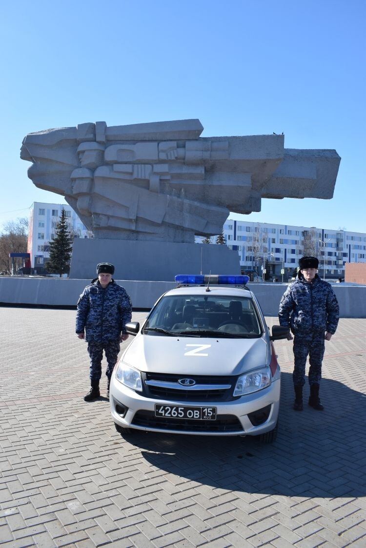    Патрульный экипаж: командир взвода Сергей Соколов (слева) и полицейский-водитель Гордей Костин.