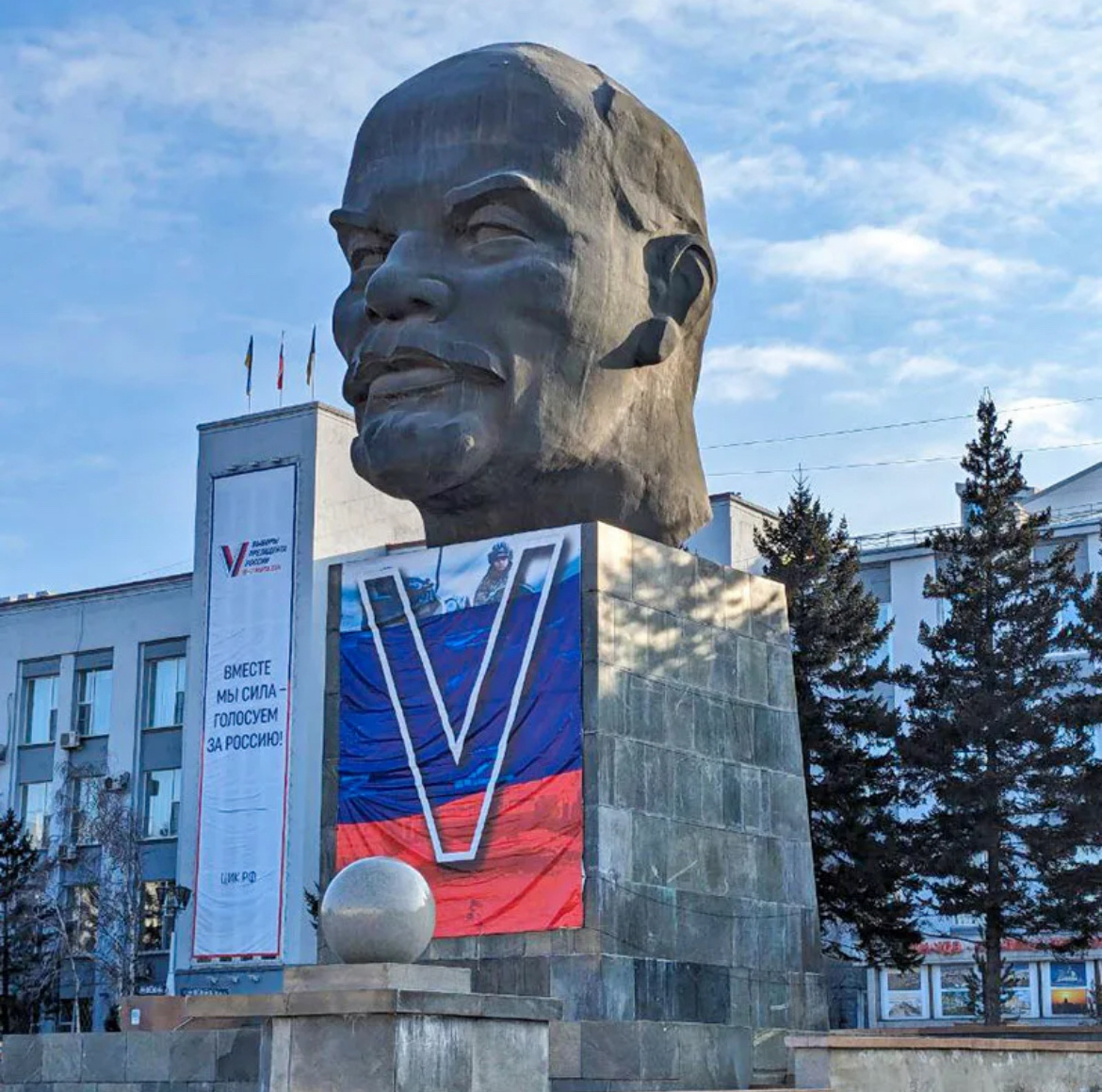 На центральной площади Улан-Удэ стоит огромная голова Ленина.