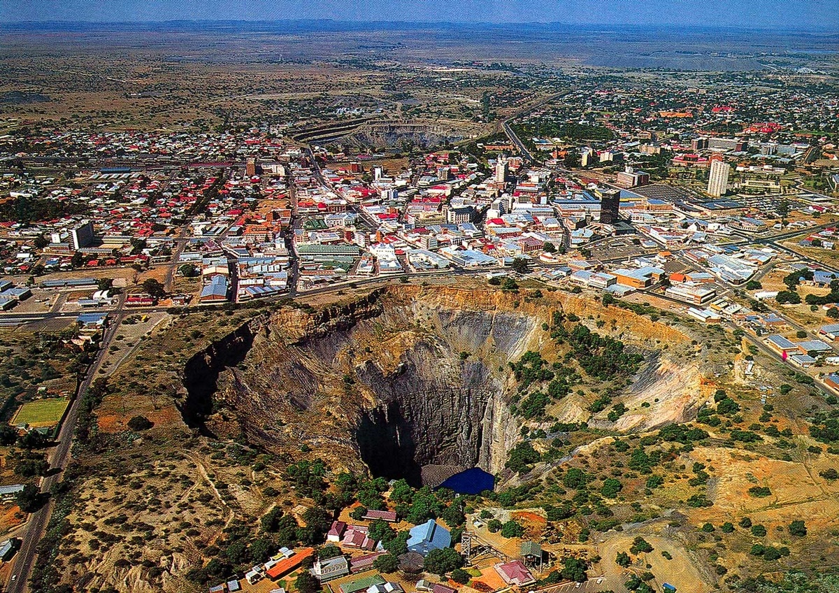 Южная Африка, г. Кимберли. Карьер «Большая дыра» (англ. Big Hole), глубина 240 м, ширина 460 м., 2000-е годы. Фото: взято из en.wikipedia.org