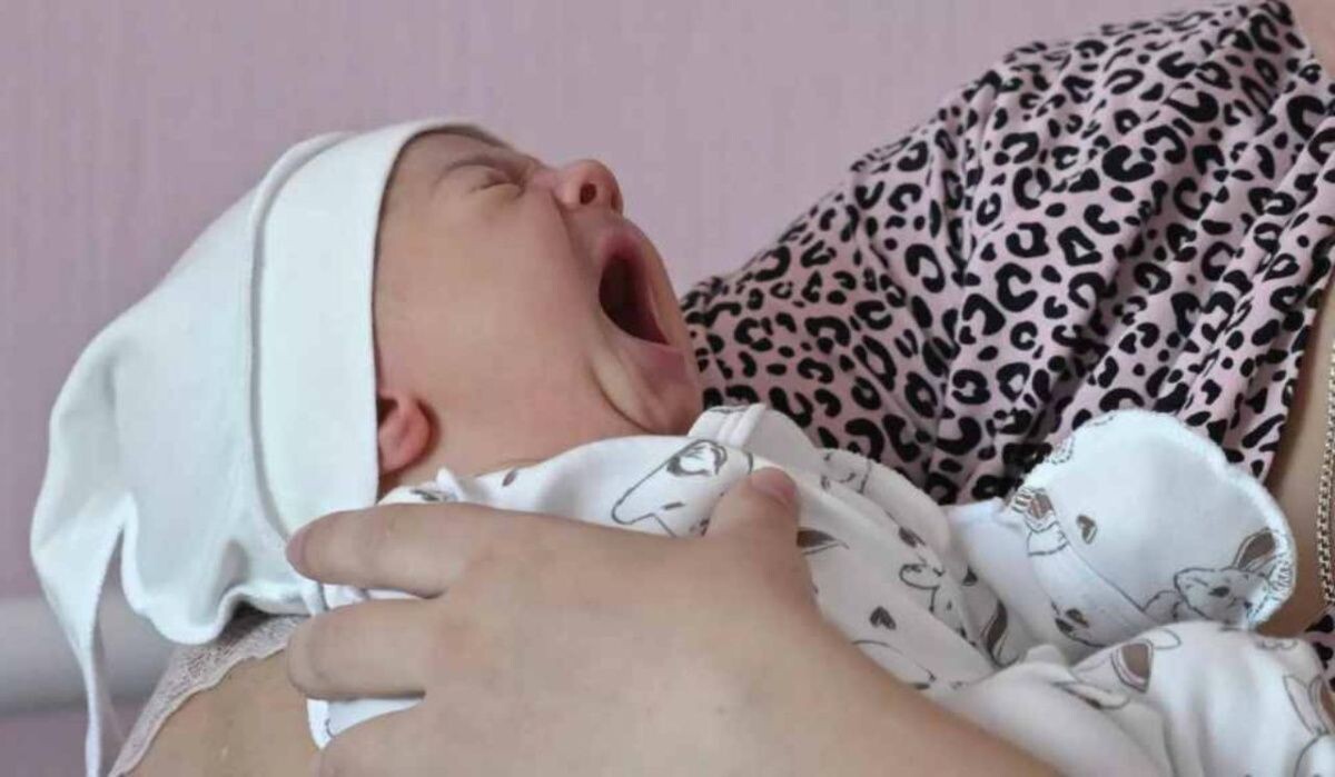     Малыш с мамой. Источник: ria.ru Автор фото: Константин Михальчевский