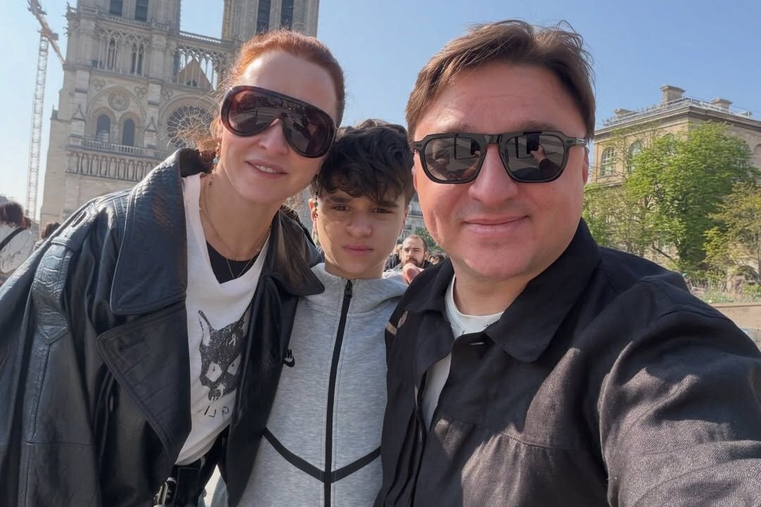     Екатерина Стулова вместе с Максимом Лагашкиным и младшим сыном снялась во Франции