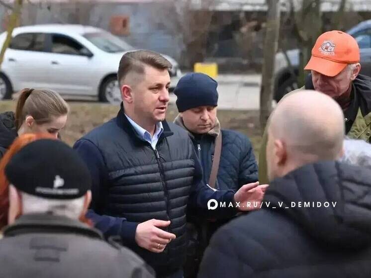     Мэр Белгорода и жители домов по улице Есенина обсудили улучшение работы УК, фото: t.me/v_v_demidov