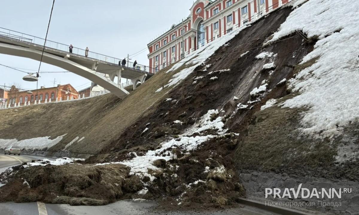    Специалисты уже выехали на место происшествия для осмотра участка и уборки последствий