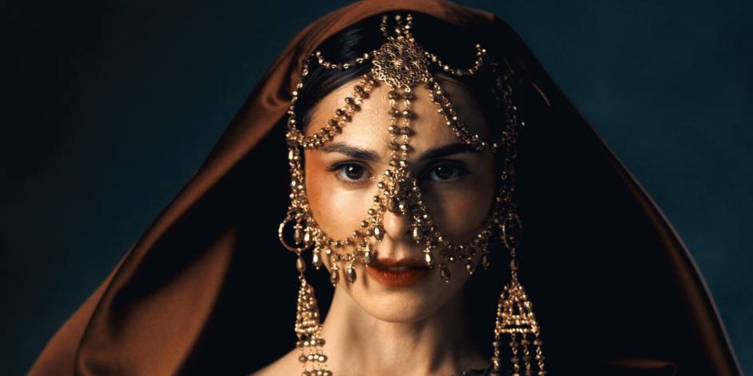 «Ребята, всё это — матрица, просыпайтесь»: Сати Казанова рассказала о смысле клипа NARAYANA