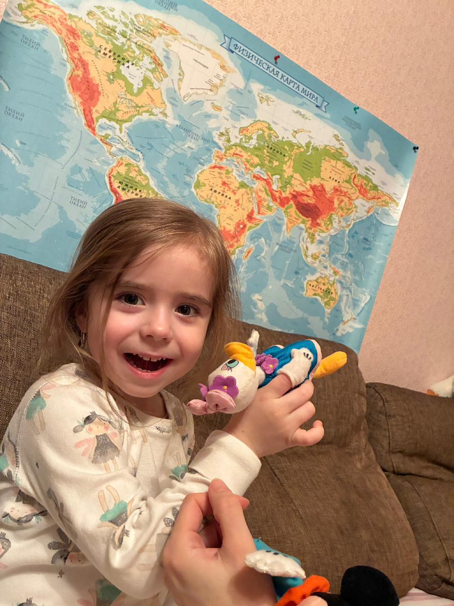 Любит карту мира рассматривать, обсуждать зверей, кто где живет!